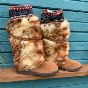 10 muk luk new never used snow boots brown feather
